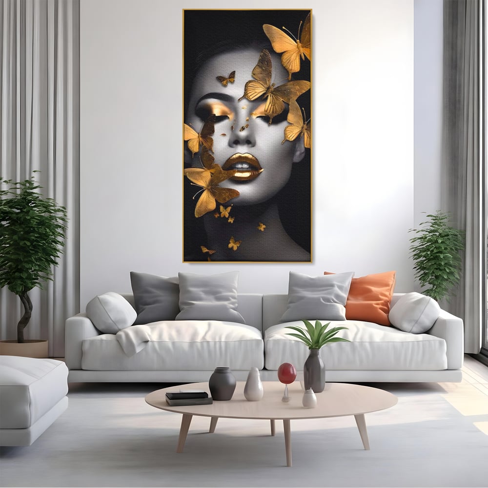 Tablou canvas cu tablou canvas cu portret de femeie si fluturi aurii, in rama de aluminiu auriu, pe perete intr-un living